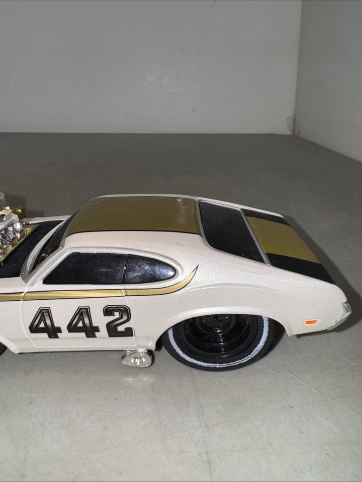 Литые модели машин Muscle Car Oldsmobile 442 1/24 Maisto White & Gold 1970 - Изображение 3 из 4