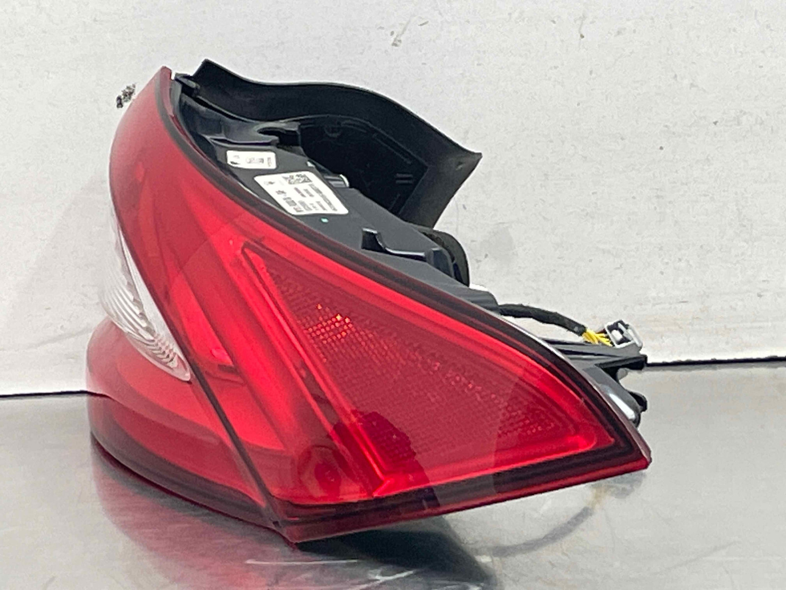 19 Maserati Levante OEM Right Hand Passengers Side Rear Tail Light Lamp 20670206