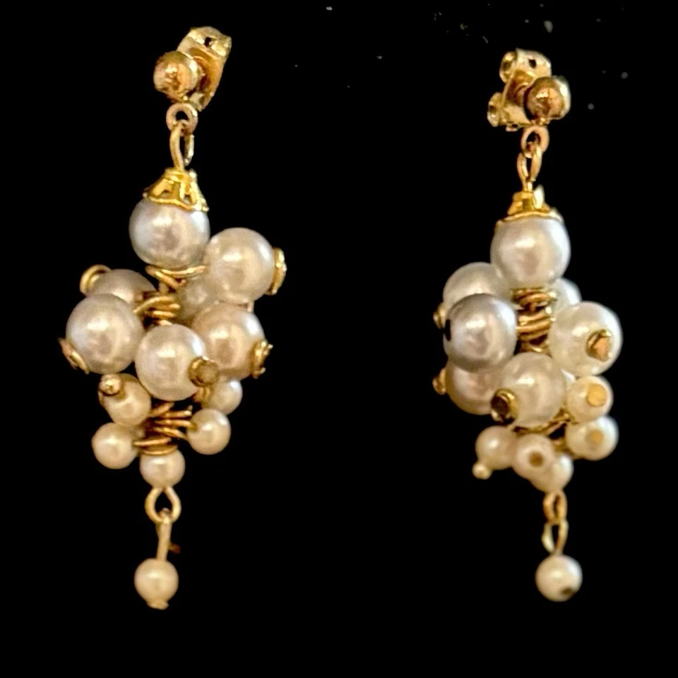 Collar y pendientes con racimo de perlas de vidrio blanco graduados blancos y dorados Foto 2 de 4