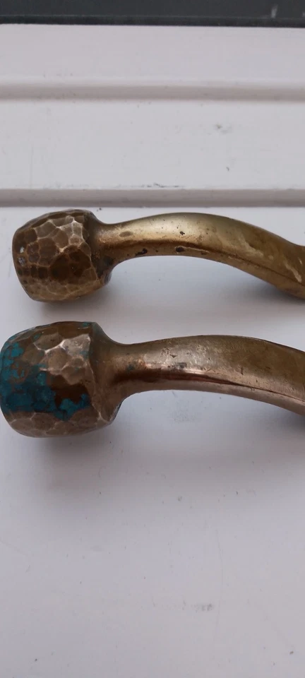 Estantes de ventana. Abridores antiguos originales de latón con extremos de bola ornamentales. Foto 2 de 4