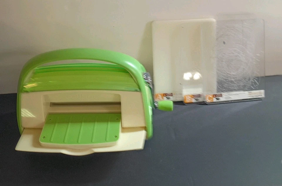 Máquina de troquelado y estampado manual Cuttlebug con base de succión limpia Foto 2 de 4