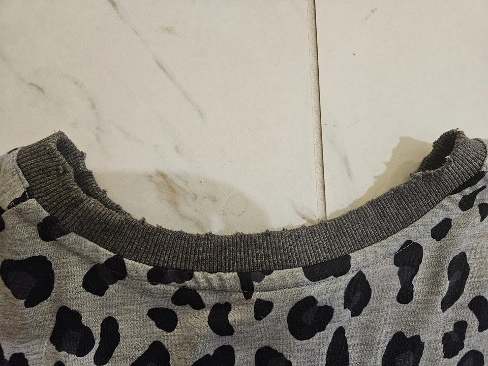 Sudadera para mujer con estampado de leopardo negra y gris envejecida talla mediana Foto 4 de 4