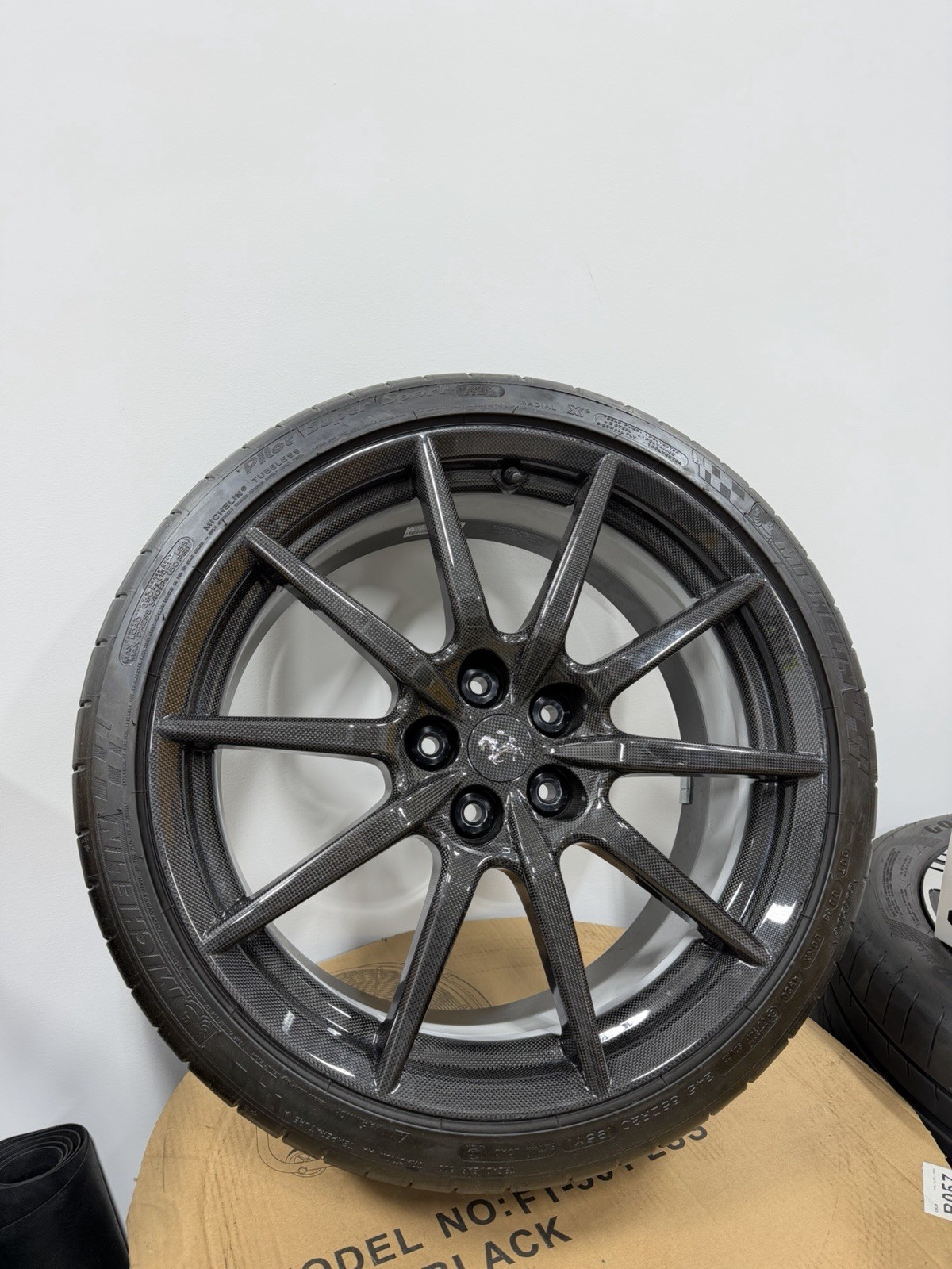 Factory Ferrari Carbon Fiber Rims And Tires