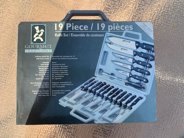 GOURMET TRADITIONS 19 PIECE KNIFE SET KNIVES FORKS KNIFE SHARPENER