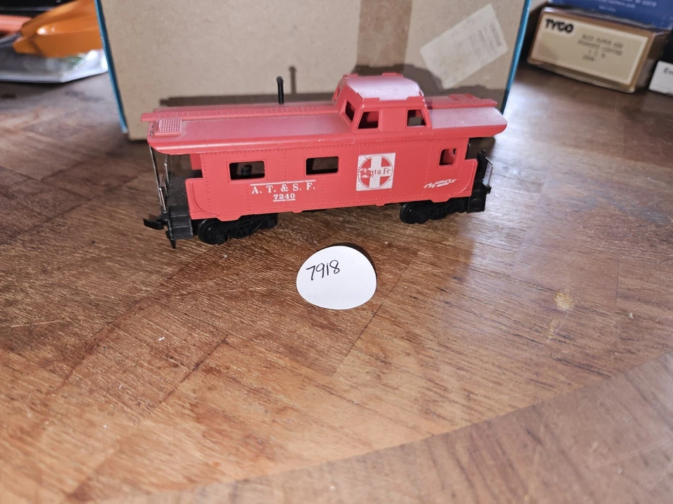 ATSF SANTA FE HO GUAGE RED CABOOSE, NEEDS NEW DECAL - Image 3 of 4
