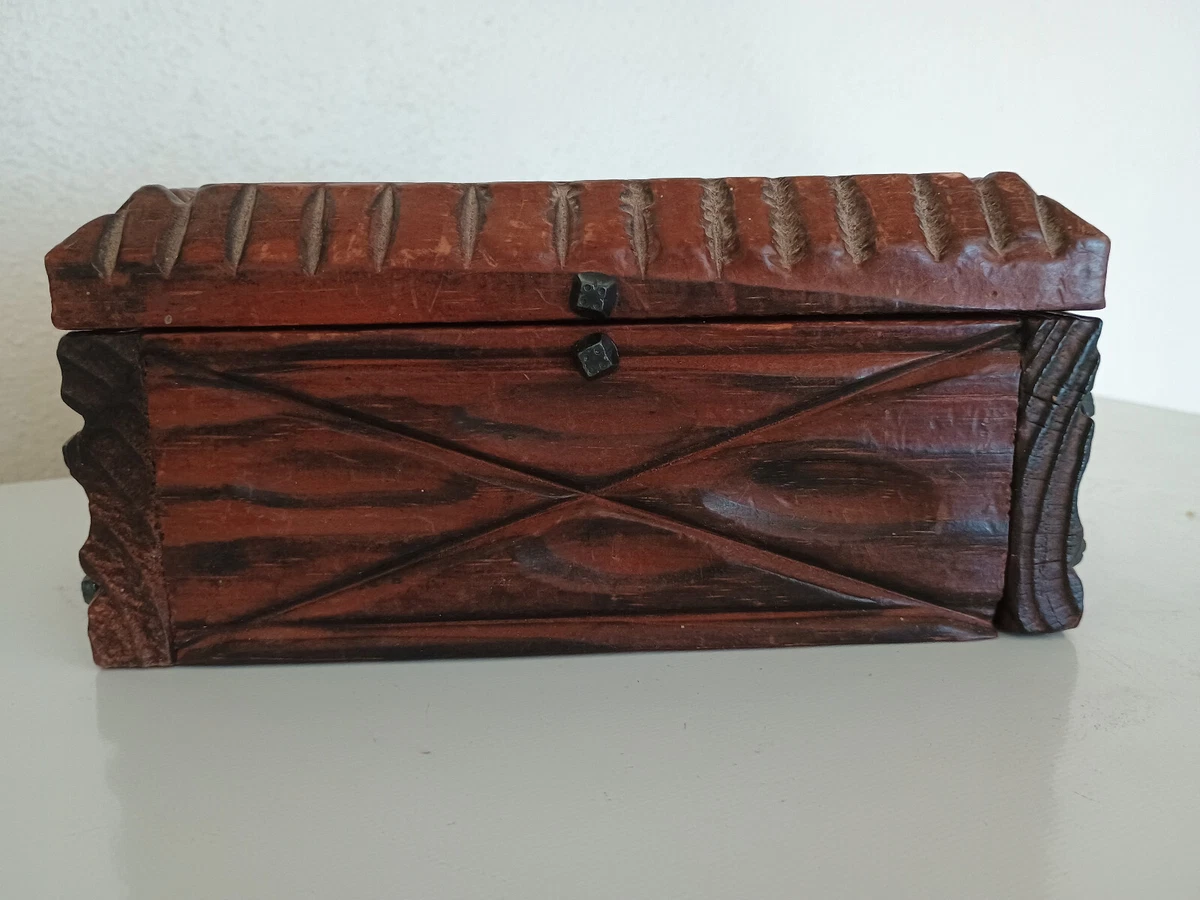 Malle ancienne de marine en camphrier époque XIX