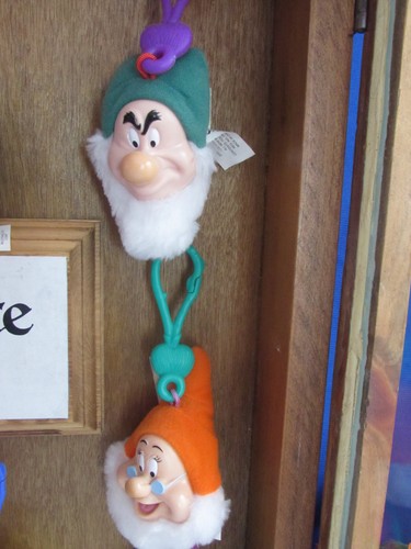 MCDONALD’S SNOW WHITE & THE SEVEN DWARFS 10 PLUSH KEY CHAINS IN DISPLAY CASE2001 - Picture 5 of 11