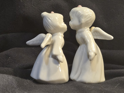 Vintage Enesco Boy & Girl Kissing Angels 3 Inches Tall Porcelain Pink Roses 