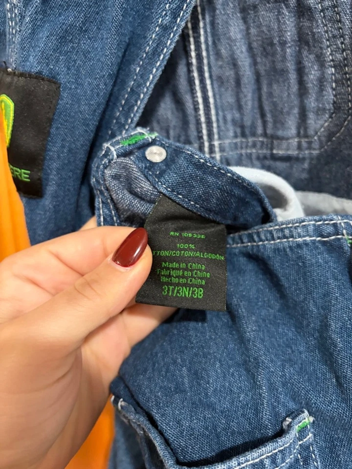 Mono vaquero John Deere para niños pequeños 3T azul jeans logotipo de tractor granja niño conjunto Foto 3 de 3