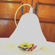 ANCIENNE SUSPENSION EN OPALINE BLANCHE DECOR FLEURS  ANNEES 1960