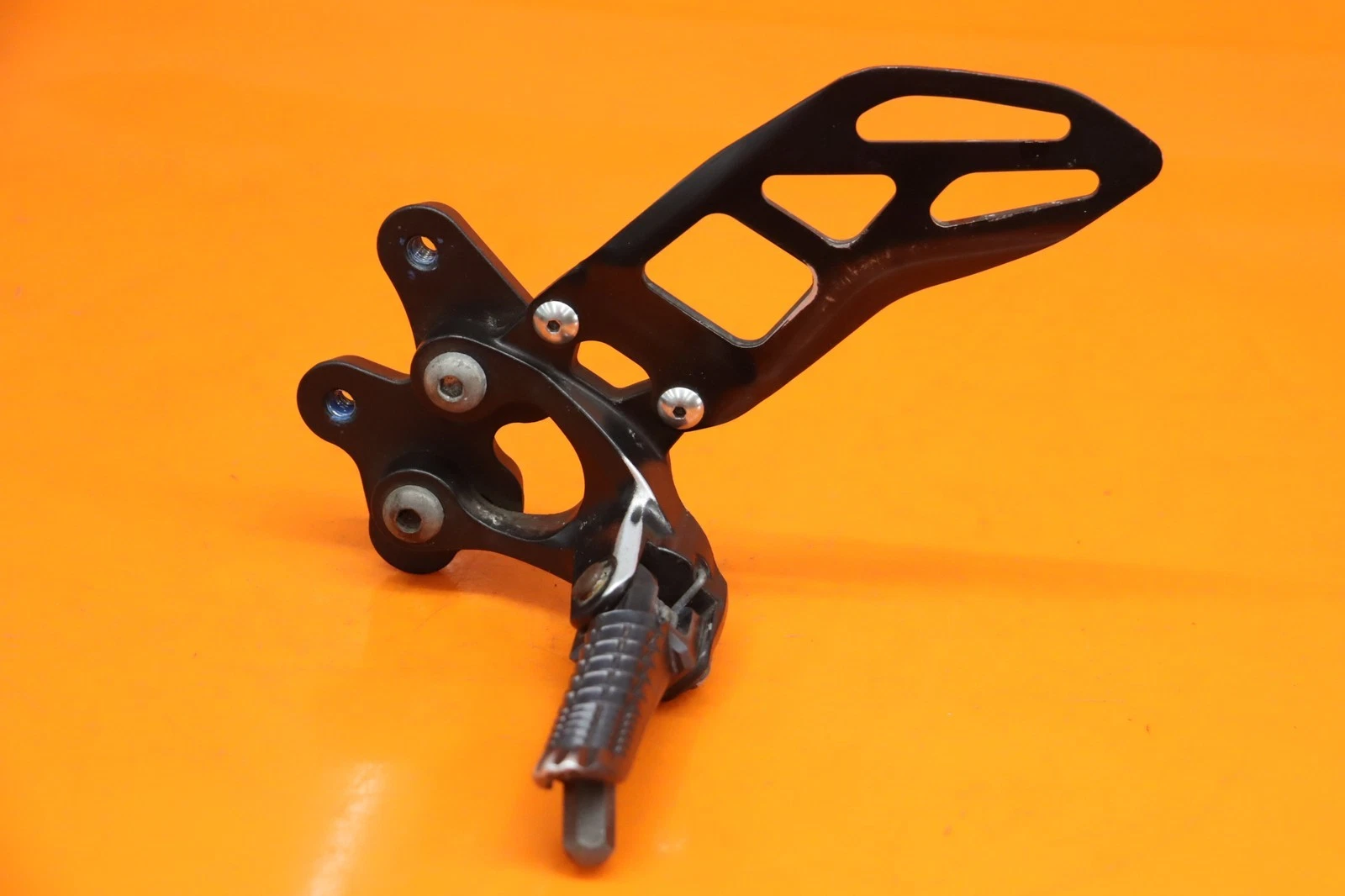 2009-2014 SUZUKI GSXR 1000 OEM LEFT REARSET REAR SET DRIVER FOOT PEG REST STOP