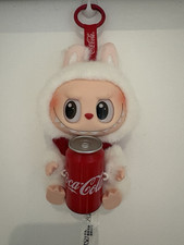 Coca-Cola x POP MART Pl&uuml;schfigur Anh&auml;nger mit rotem Ring & Dose wei&szlig;/rot