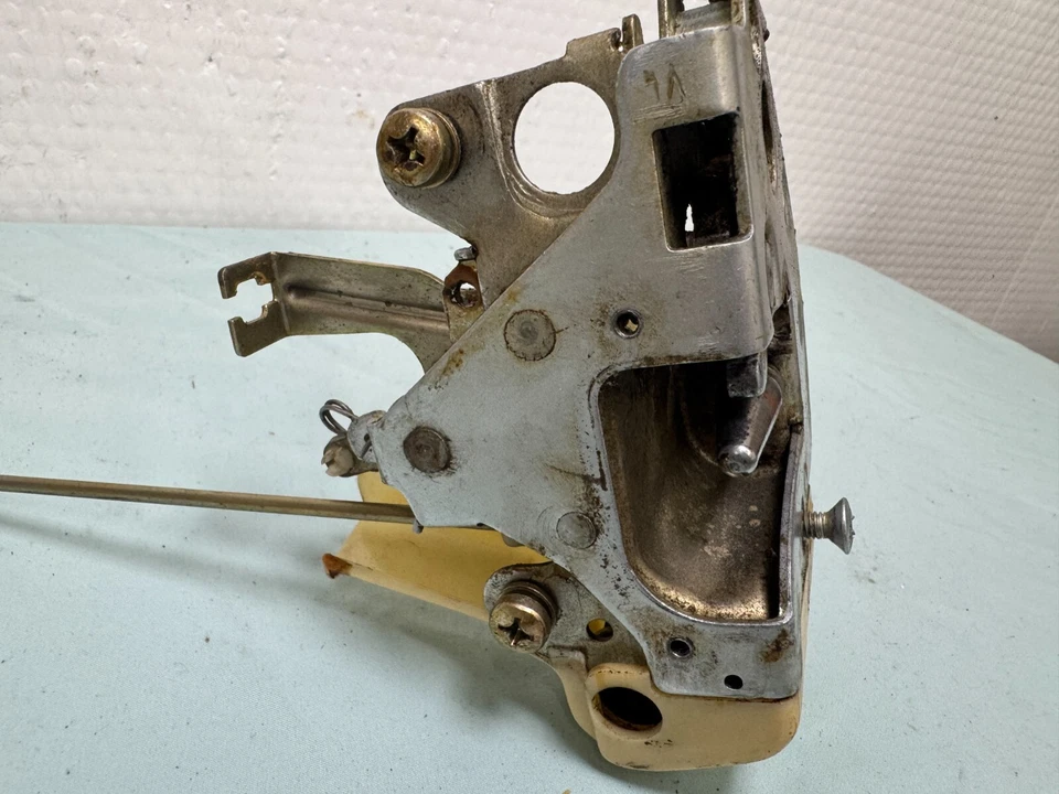 Trava de porta esquerda para driver 86-91 Mercedes Benz C126 380SEC 500SEC 560SEC - Imagem 2 de 4