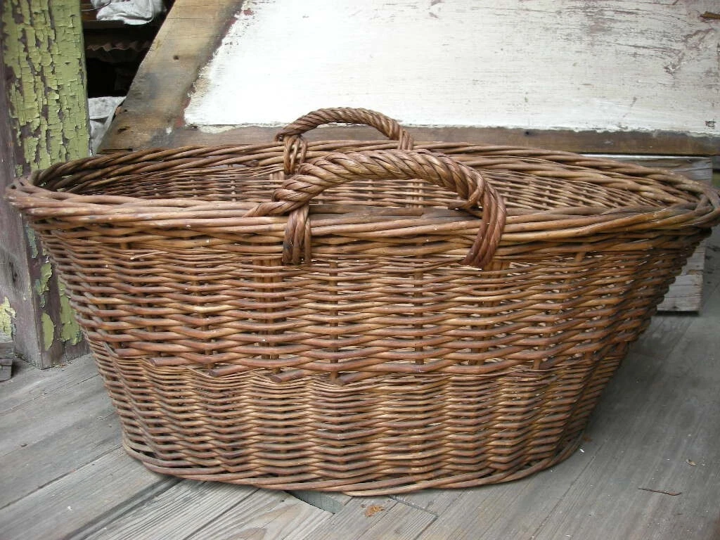 WOVEN LAUNDRY BASKET