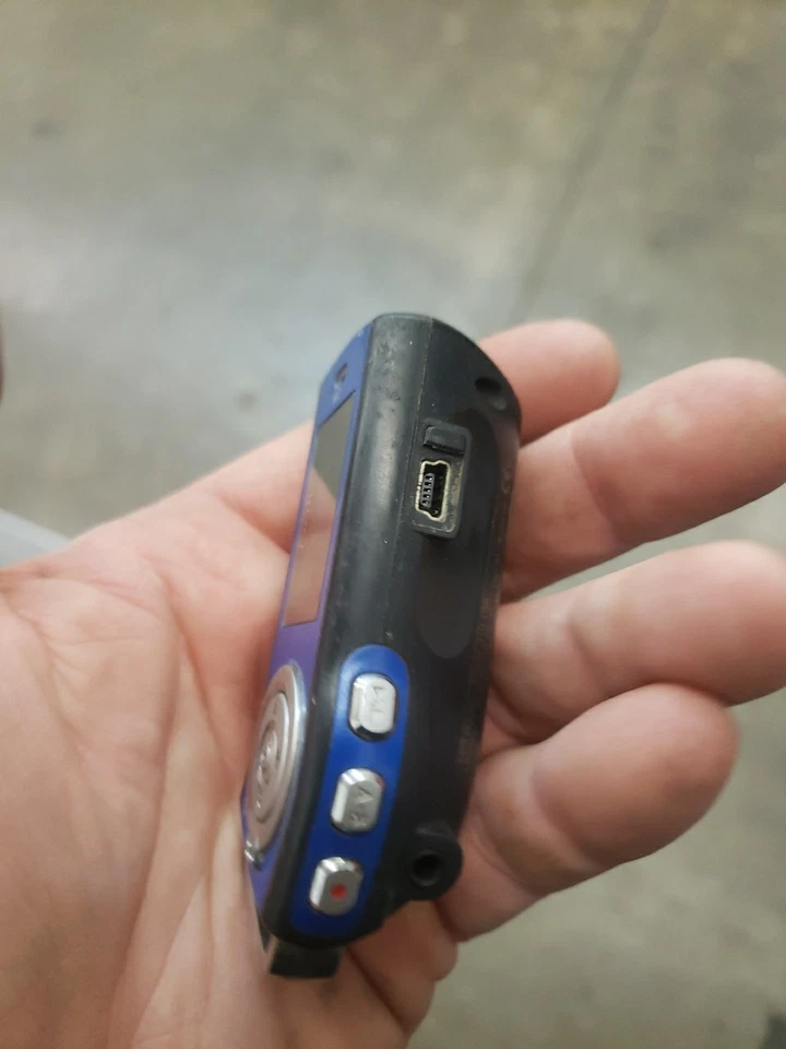 iRiver T 10 Blue (1 GB) Digital MP3 Media Player RARE! *untested  - Image 2 of 4