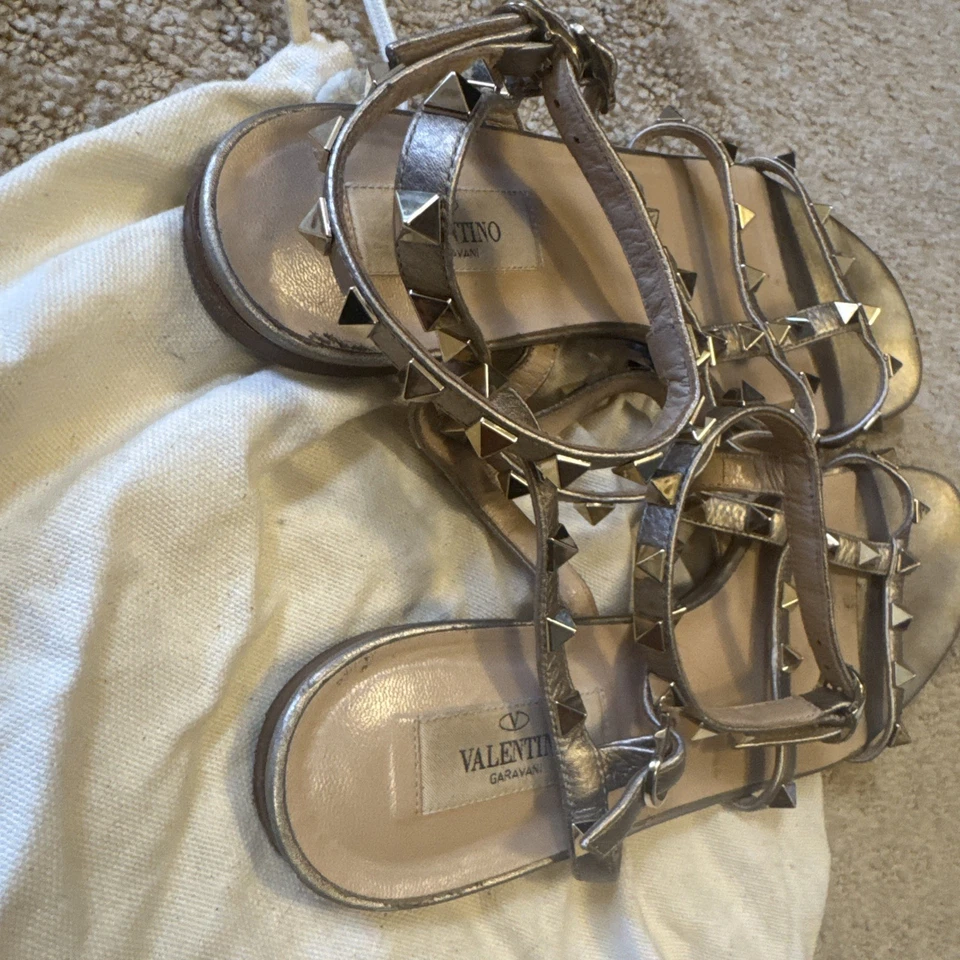 Sandalias Valentino Rockstud gladiador planas cuero correa al tobillo enjaulado bronce dorado Foto 3 de 4