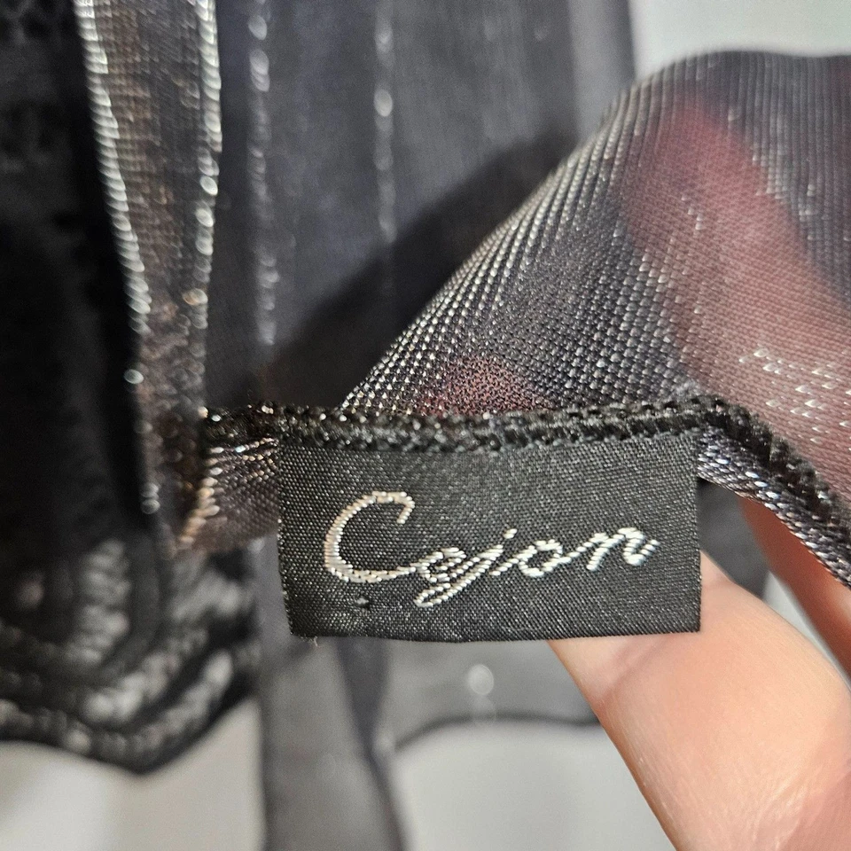 Cachecol Cejon malha líquida cetim metálico retagular preto transparente e prata 16X76" - Imagem 2 de 4