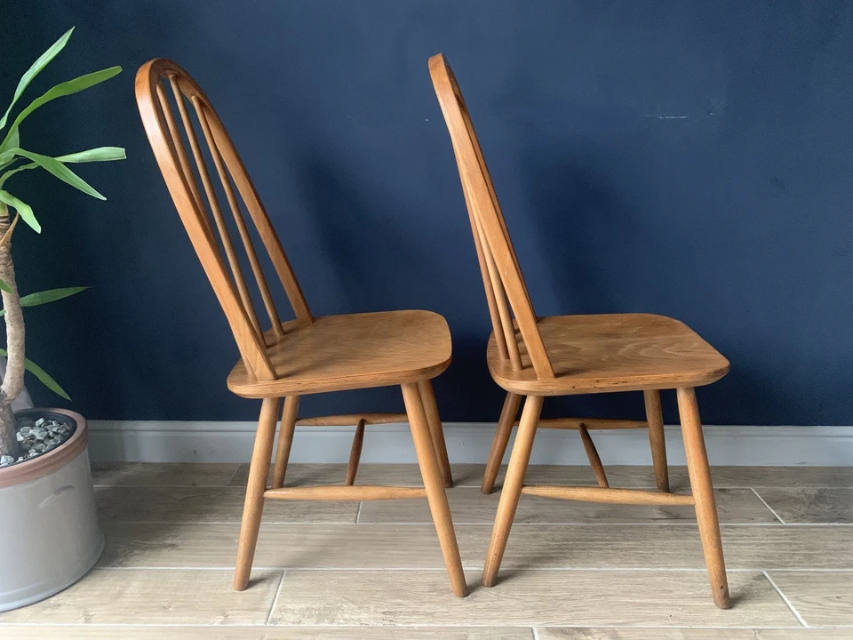 A Pair of Vintage Ercol Style Hoop Back Windsor Chairs. - Image 4 of 4