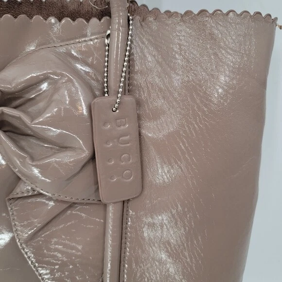 Bolsa tote BUCO couro envernizado laço vieira bronzeada acastanhada - Imagem 4 de 4