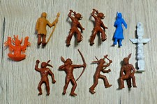 Indians Natives - 10 Plastic Toys Soldiers - Made IN France