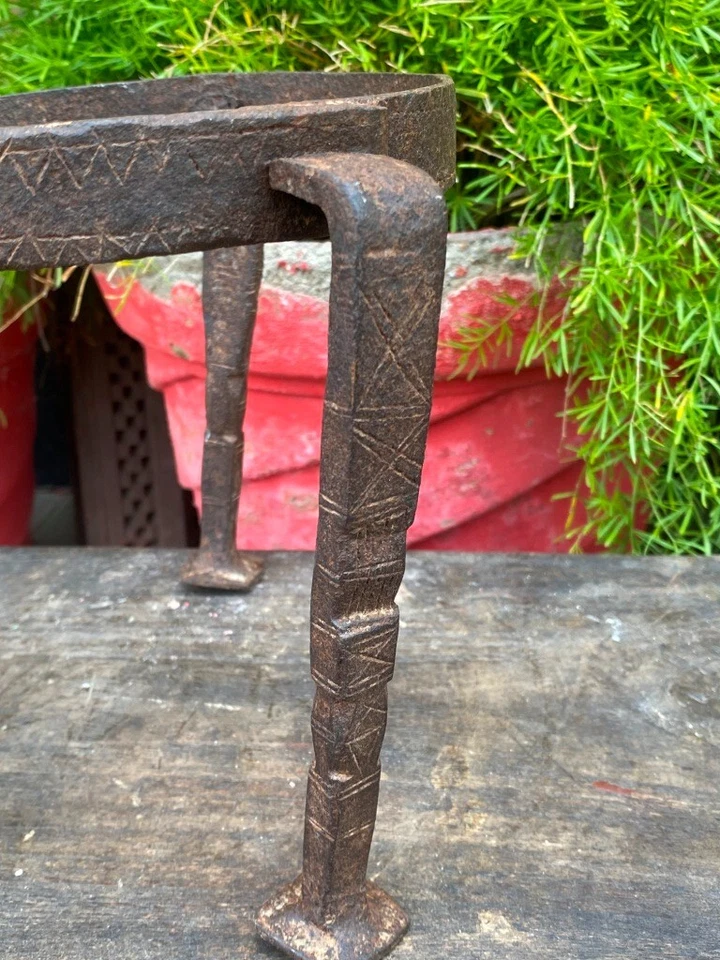 Antiguo soporte para maceta grabado floral forjado a mano de hierro antiguo de 1800 Matki Timachi Foto 3 de 4