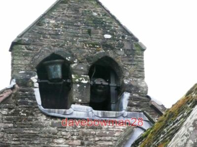 FOTO ST. ISHOW KIRCHE PARTRISHOW NAHAUFNAHME IHRER ZWEI GLOCKEN.  VIEL BLEI FL