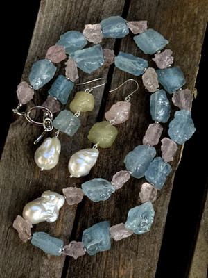 Kette Aquamarin Morganit Rohstein mit großen Barockperlen