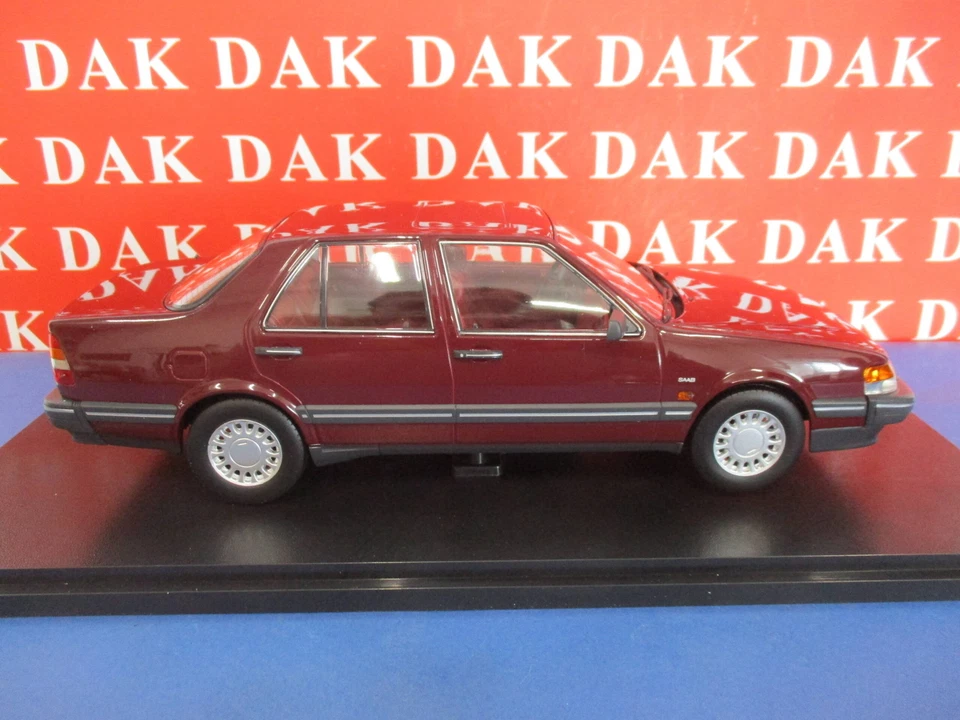 Die cast 1/18 Modellino Auto Saab 9000 CD Turbo Dark Red 1990 by Triple 9 - Immagine 4 di 4