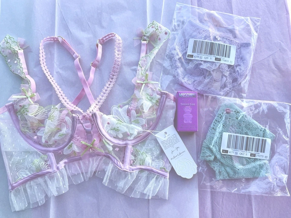 💕 Conjunto de lencería bordada floral For Love & Lemons + trío de fragancias de diseñador Foto 2 de 4