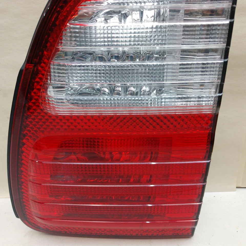 Luz trasera derecha Lexus LX470 2003-2004 Foto 3 de 4