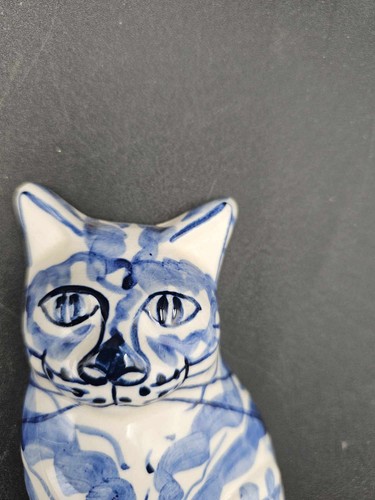 Hand Painted Blue & White Cat Wall Hanging Piggery Pottery 5 5/8" T - Picture 4 of 7