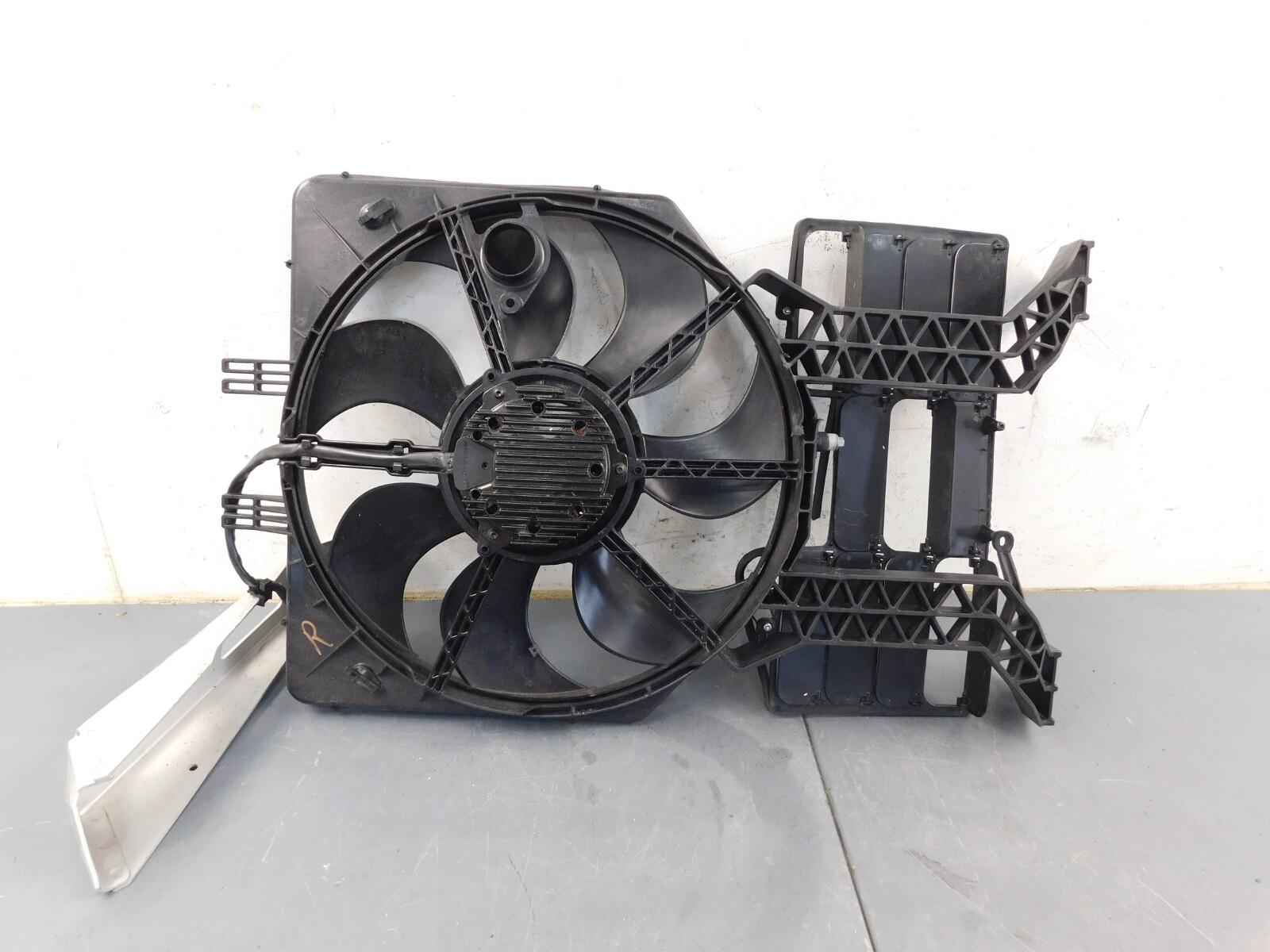 2020 17 18 19 21 22 McLaren GT  Right Rear Radiator Fan / Shroud #0126 X3