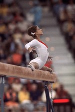 Juegos Olímpicos, URSS Olga Korbut en acción en la barra de equilibrio durante - 1972 Foto antigua