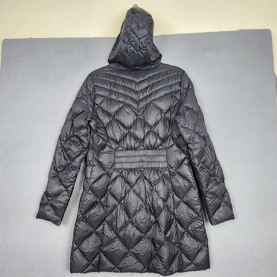 Chaqueta acolchada larga con capucha negra grande Steve Madden Puffer para mujer Foto 2 de 4