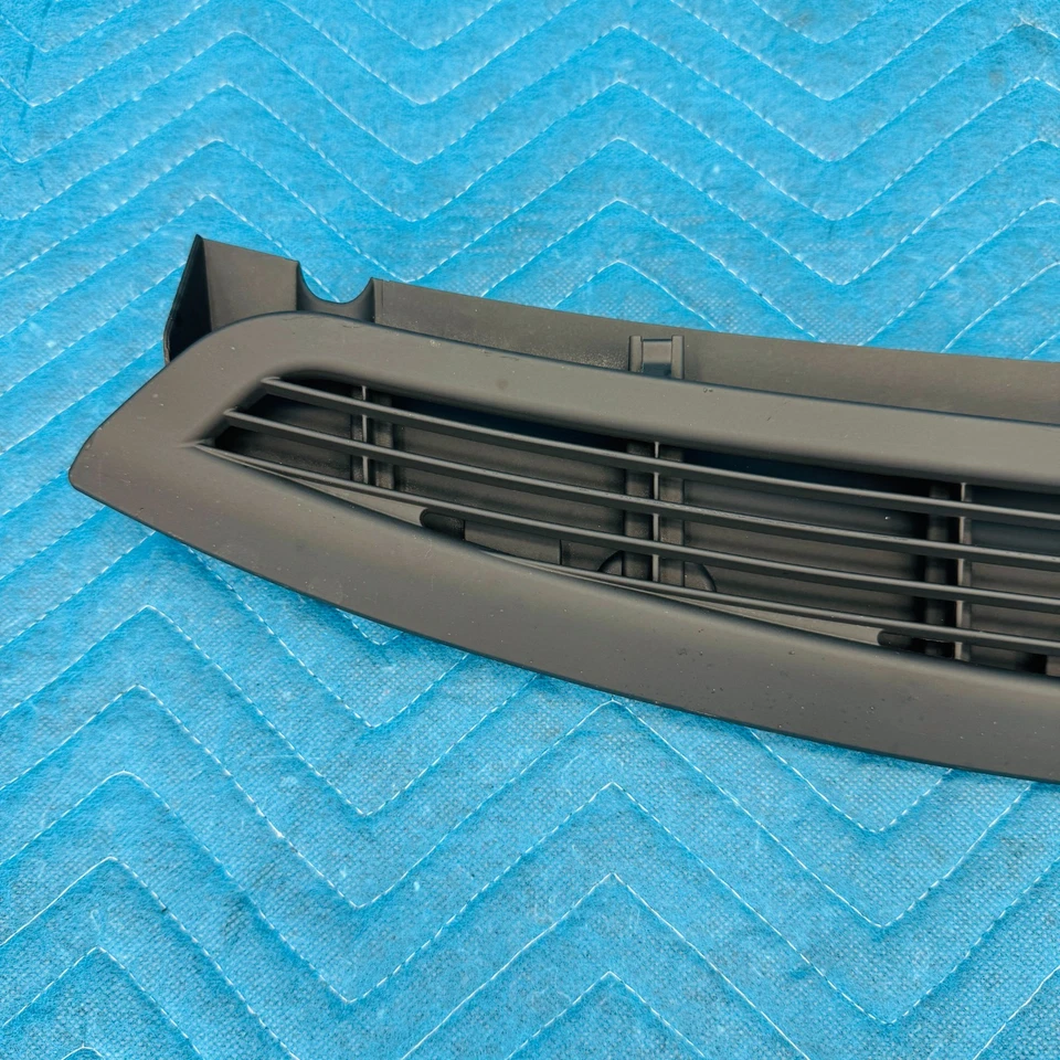 2012–2017 BMW 650i xDrive Rear Air Vent Grille OEM 51467230011 - Image 4 of 4