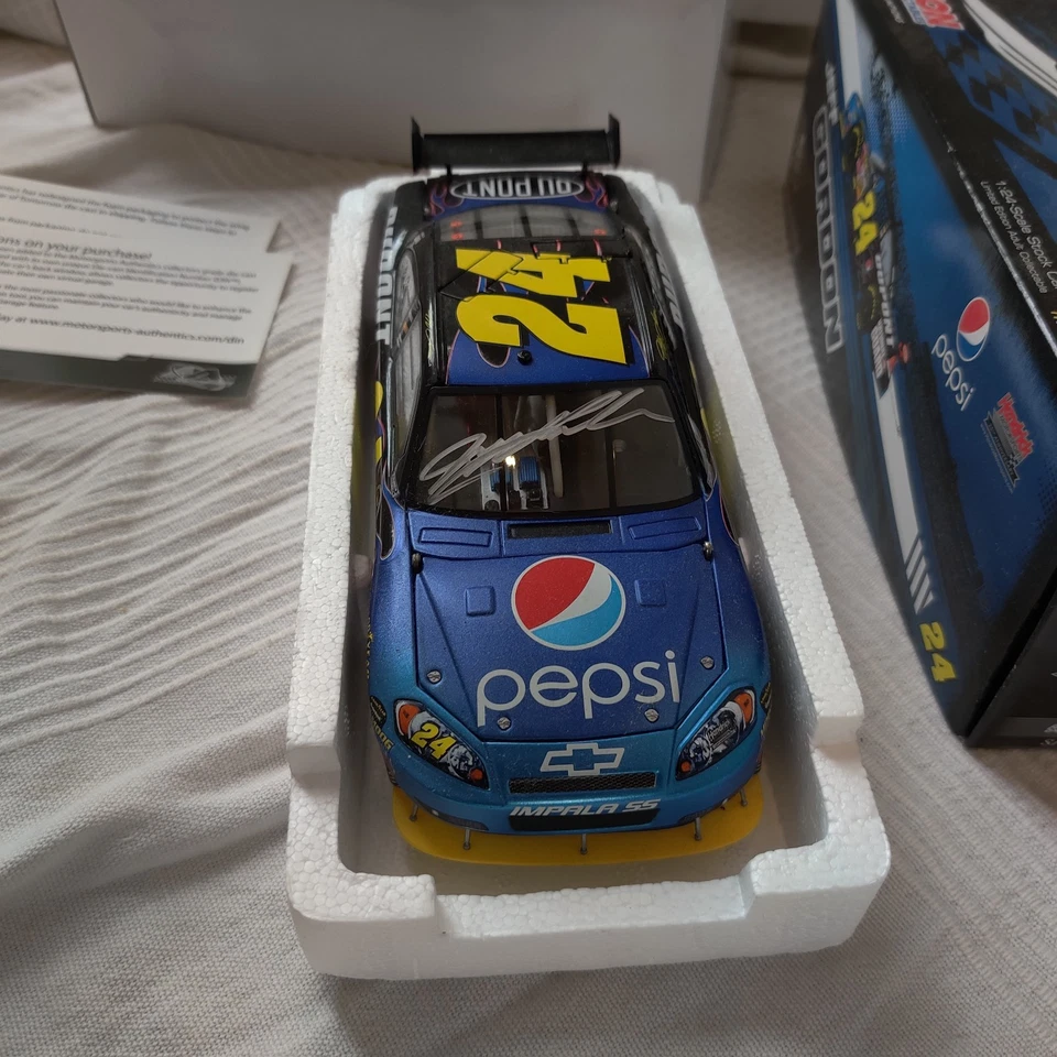 Autografiado Jeff Gordon #24 Pepsi 2009 Impala SS Elite 1 de 400 1:24 Foto 2 de 2