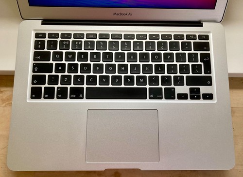 MacBook Air Early 2014 (A1466 EMC 2632) in original box - Picture 3 of 13