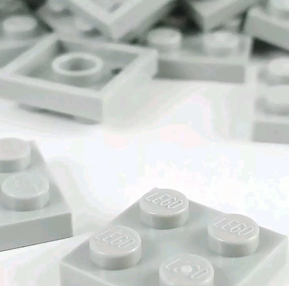 100 Pieces LEGO® 2x2 Light Bluish Grey Four Stud Plates element 3022 MOC Lot - Image 2 of 3