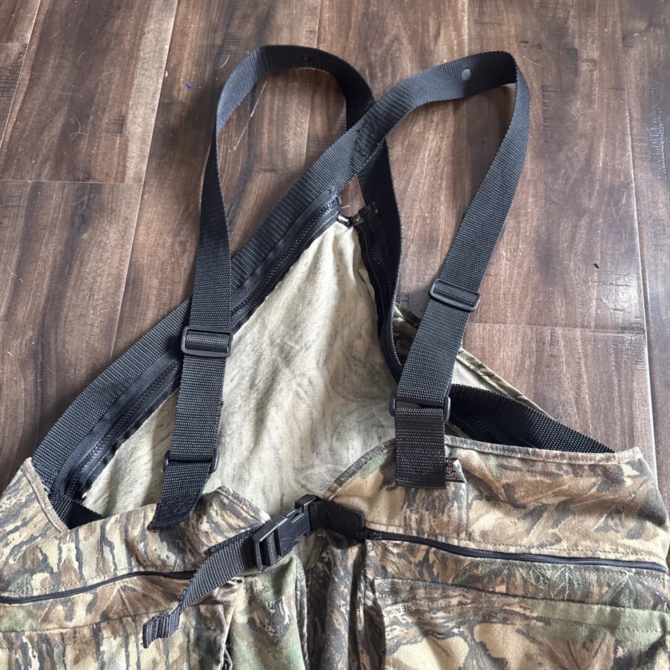 Realtree Camo hunting vest with suspenders, camouflage large pockets good cond - Image 4 of 4