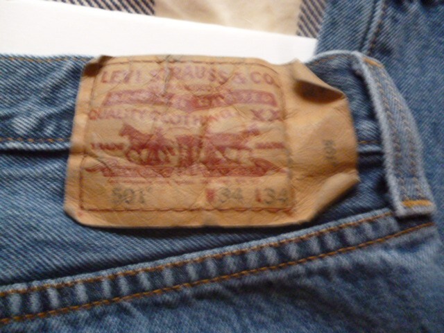 NICE Levi's Men's 501 Original Fit Straight Leg Button Fly Jeans 34x34 PRE WORN image 4