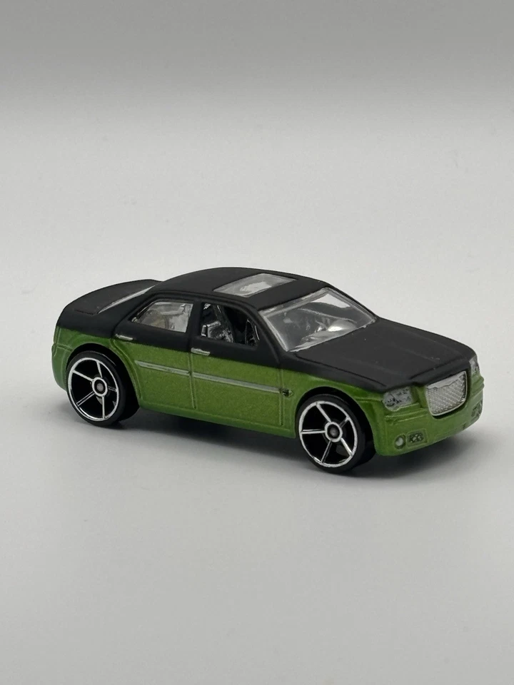 Hot Wheels - Chrysler 300C Hemi 2005 - negro plano sobre verde metálico Foto 2 de 2