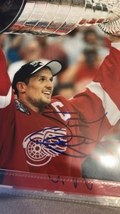 Steve Yzerman Signed 8 X10 Coa Holding Stanley Cup