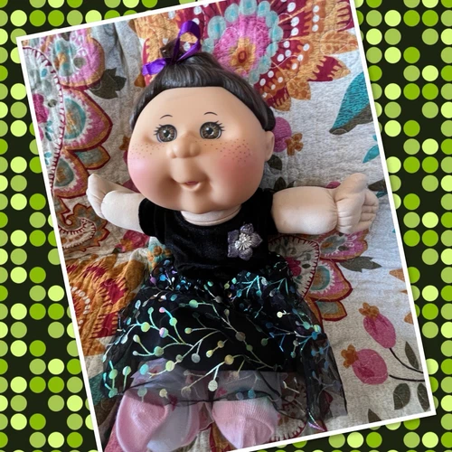 Beautiful Cabbage Patch Kids Jakks Girl Doll Brown Hair And Eyes Freckles