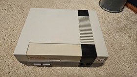 Nintendo Entertainment System (NES) (Console w controller) (No power adapter)