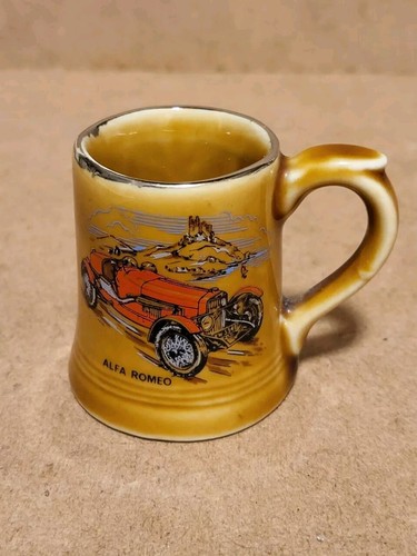 R.K. Wade Honigglasierte Keramik Alfa Romeo Design Miniatur Krug