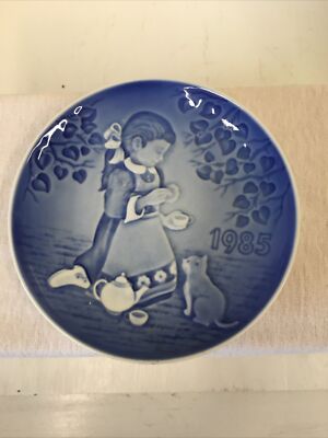 アンティーク雑貨 Bing & Grondahl 1985 Children's DayPlate s-l400.jpg