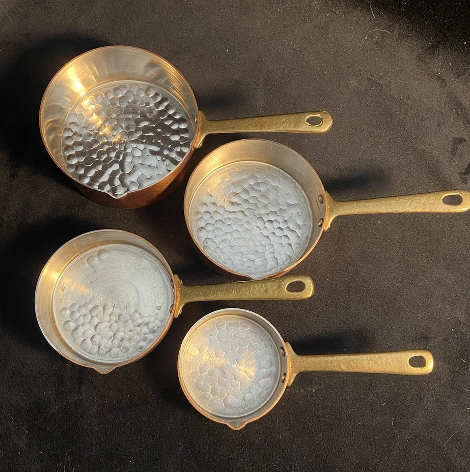 Juego de 4 vasos medidores de cobre y latón con fondo martillado Foto 2 de 4