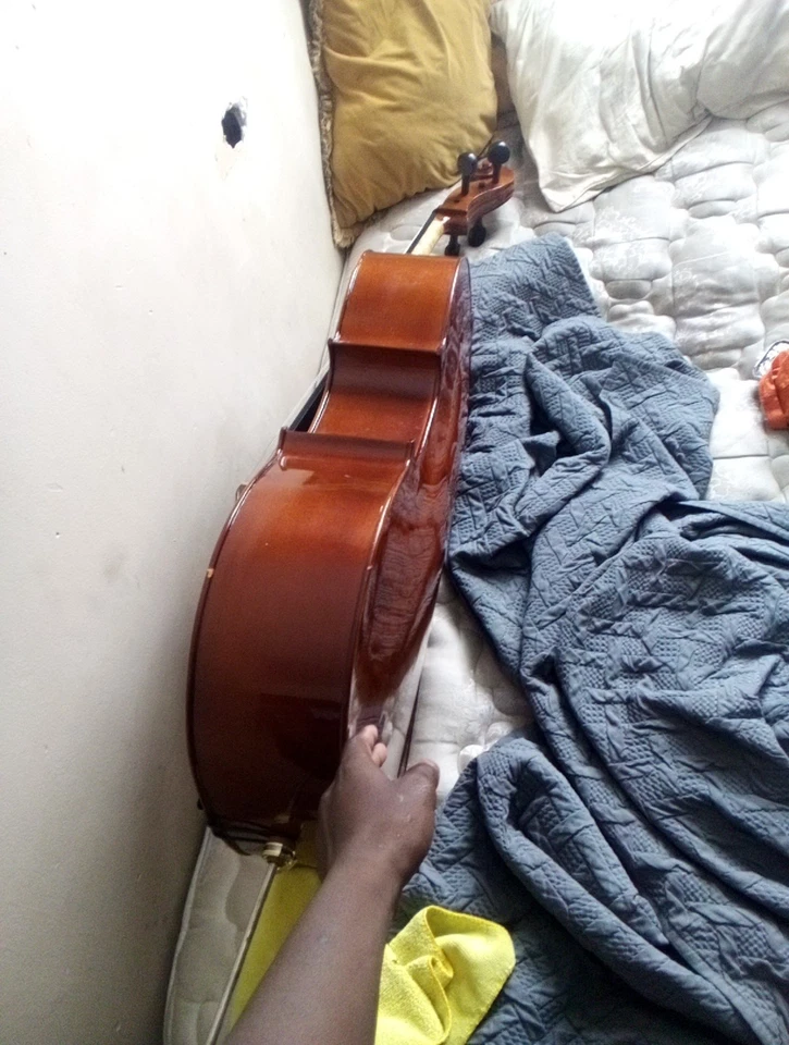 Cuerda nueva en estado increíble no se ha usado y puede tocar bien lazo/arco Foto 2 de 4