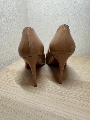 Christian Louboutin decolte nude pelle verniciata tacco a punta beige lucido - Foto 13 di 24
