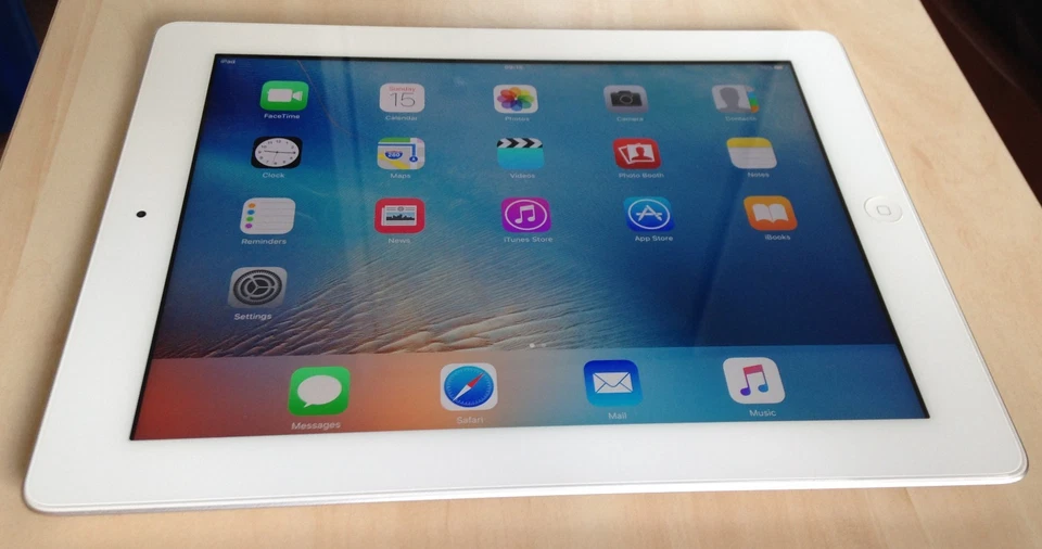 Apple ipad 3rd generation 16GB 9.7” screen white silver WiFi Bluetooth Camera - Image 2 of 4